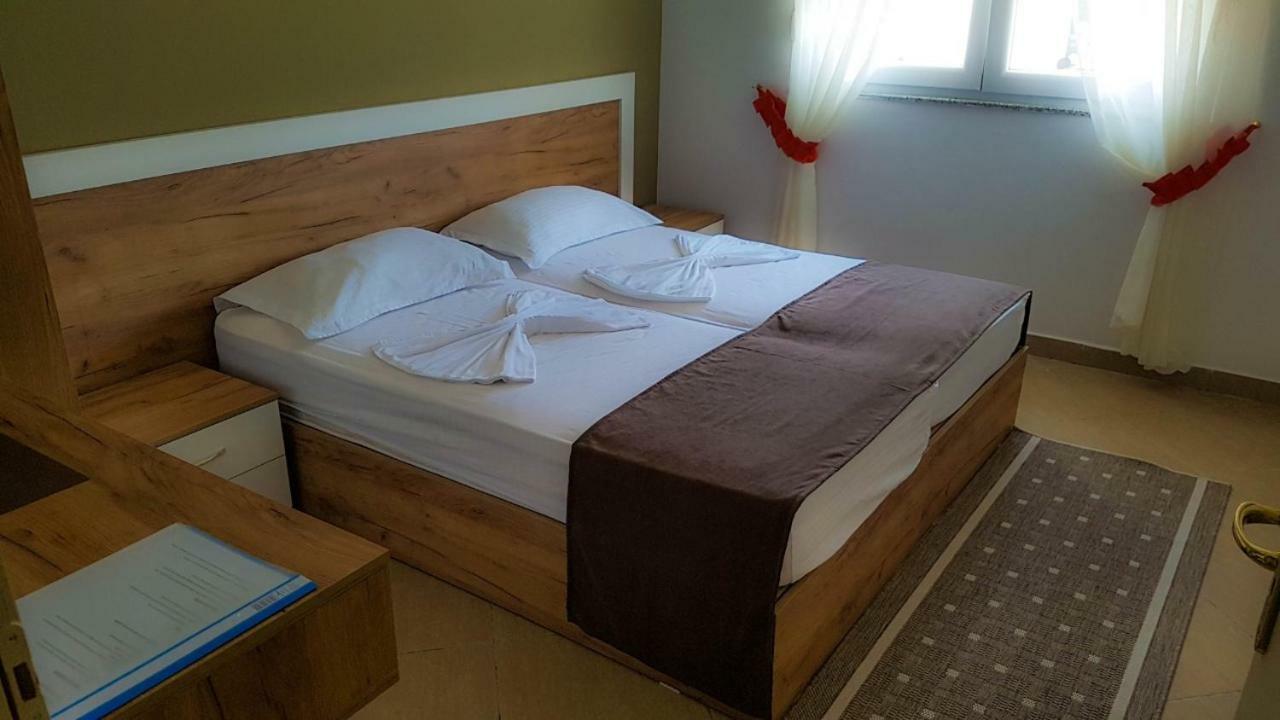 Brian Hotel Velipoje Bagian luar foto