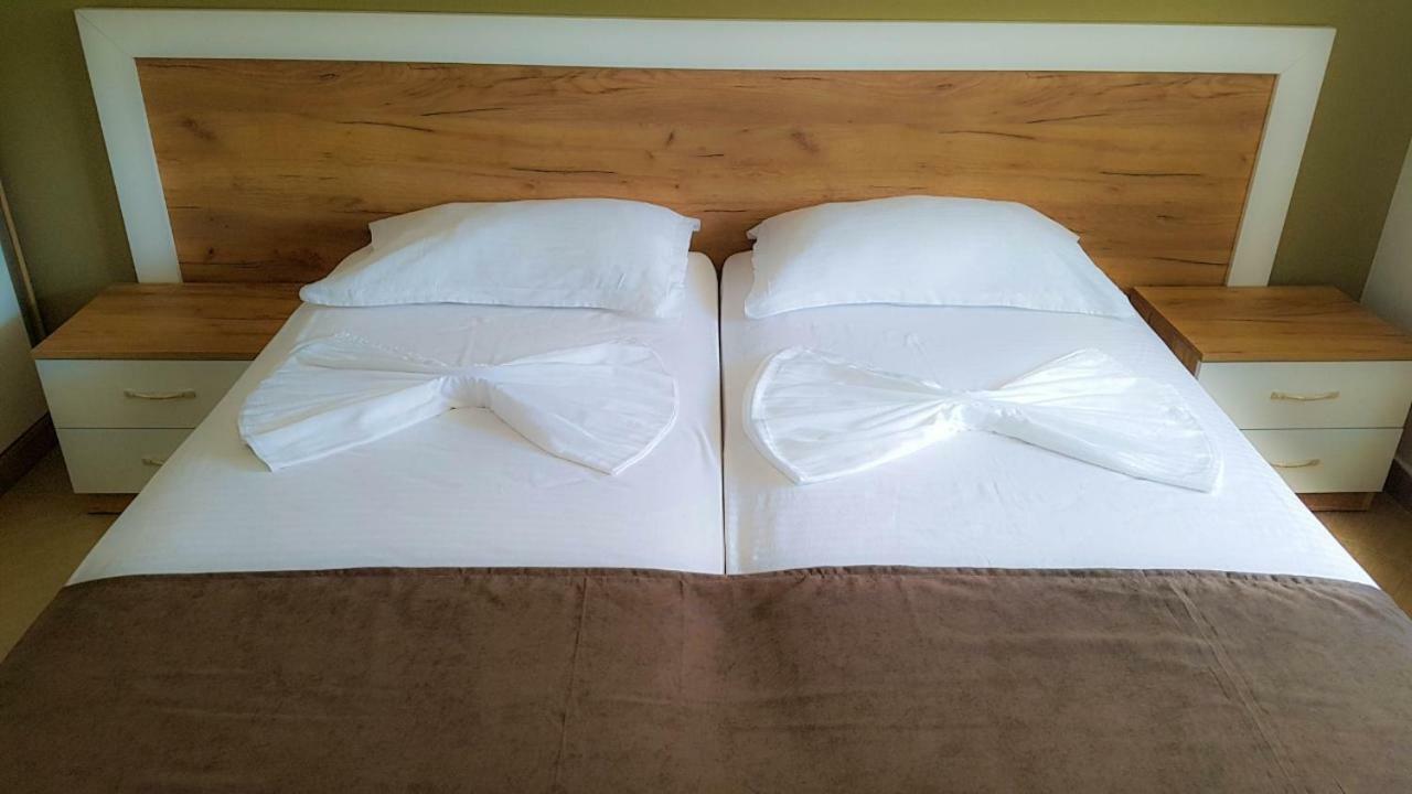 Brian Hotel Velipoje Bagian luar foto
